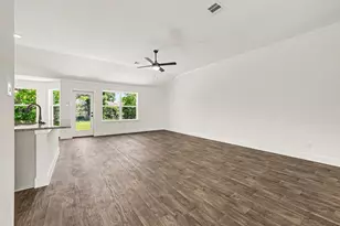 9 Keystone Ct, Angleton, TX 77515 - Photo 8