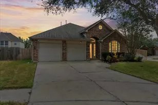 2805 Enchanted Lake Dr, Pearland, TX 77584 - Photo 2