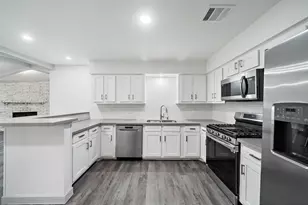 1716 Huge Oaks St, Houston, TX 77055 - Photo 10