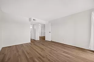 3015 Walnut Bend Ln Ln, Houston, TX 77042 - Photo 10