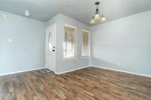 418 Garland Dr, Lake Jackson, TX 77566 - Photo 2