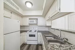 10855 Meadowglen Ln, Houston, TX 77042 - Photo 4