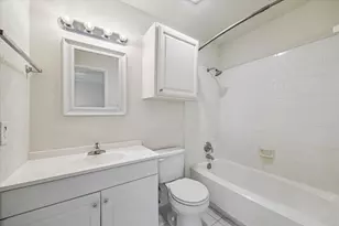 10855 Meadowglen Ln, Houston, TX 77042 - Photo 6