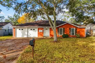 1506 Parkway Dr, Alvin, TX 77511 - Photo 2