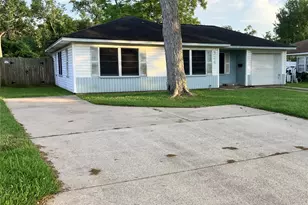 324 Acacia St, Lake Jackson, TX 77566 - Photo 2