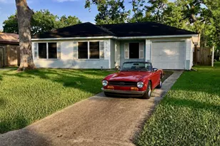 324 Acacia St, Lake Jackson, TX 77566 - Photo 1