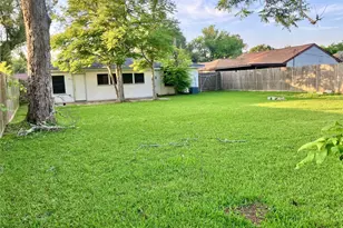 324 Acacia St, Lake Jackson, TX 77566 - Photo 4