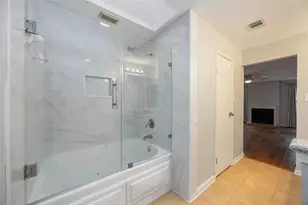 9850 Pagewood Ln, Houston, TX 77042 - Photo 20
