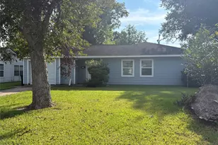 825 Magnolia St, Lake Jackson, TX 77566 - Photo 1