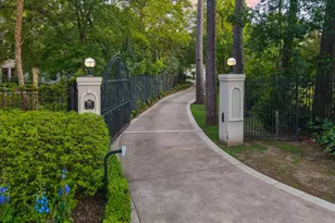 608 Little John Ln, Houston, TX 77024 - Photo 2