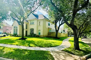 2002 Thorncrest Ct, Sugar Land, TX 77479 - Photo 2