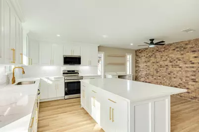 136 Talisman Street, Lake Jackson, TX 77566 - Photo 6