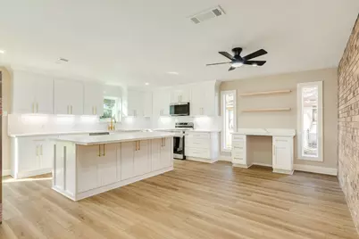 136 Talisman Street, Lake Jackson, TX 77566 - Photo 4