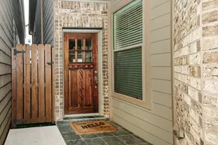 1046 W 26th St, Houston, TX 77008 - Photo 2