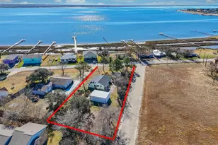 314 E Bayshore Dr, Palacios, TX 77465 - Photo 2