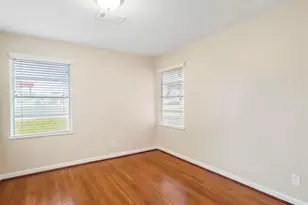 1000 S Shepherd Dr, Baytown, TX 77520 - Photo 10