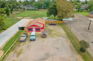 327 S Main St, Clute, TX 77531 - Photo 18