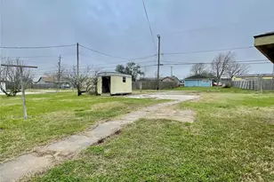 327 W 7th St, Freeport, TX 77541 - Photo 14