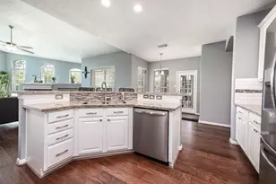 3403 E Cedar Hollow Dr, Pearland, TX 77584 - Photo 8