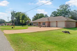 125 Golfview Dr, Hilltop Lakes, TX 77871 - Photo 2