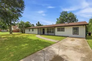 102 Tanglewood St, Baytown, TX 77520 - Photo 2