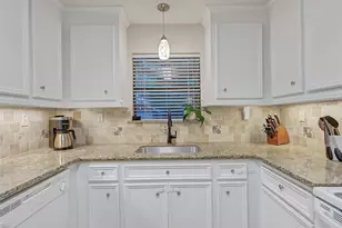 211 Live Oak Ln, Friendswood, TX 77546 - Photo 10