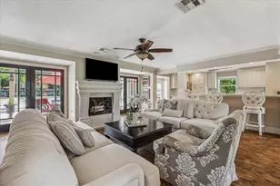 300 Brook Hollow Dr, Conroe, TX 77385 - Photo 2