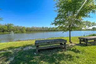 300 Brook Hollow Dr, Conroe, TX 77385 - Photo 8