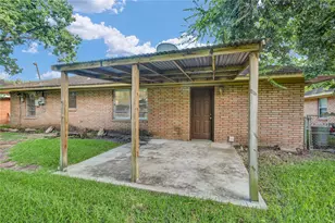 111 Mimosa St, Lake Jackson, TX 77566 - Photo 6