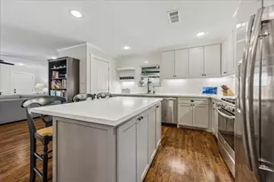 2106 Saxon Dr, Houston, TX 77018 - Photo 2