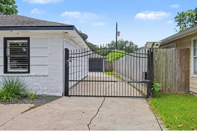 9613 Westview Drive, Houston, TX 77055 - Photo 26