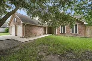 722 Regency Ct, Friendswood, TX 77546 - Photo 2