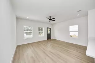 1314 W Willis St, Alvin, TX 77511 - Photo 4