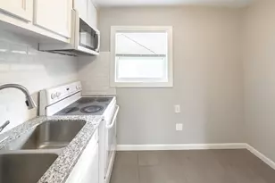 111 Holly St, Lake Jackson, TX 77566 - Photo 10
