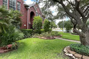 1951 Lakewinds Dr, Missouri City, TX 77459 - Photo 2