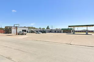 933 Clubside Dr, East Bernard, TX 77435 - Photo 2