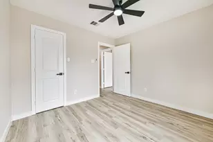 5527 Lakefield Dr, Houston, TX 77033 - Photo 22