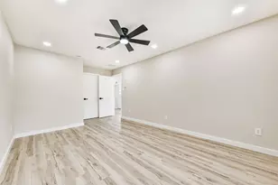 5527 Lakefield Dr, Houston, TX 77033 - Photo 14