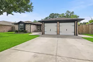 1915 Michele Dr, Sugar Land, TX 77498 - Photo 2