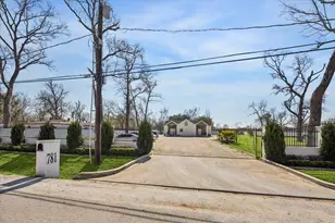 781 Lovers Ln, Houston, TX 77091 - Photo 2