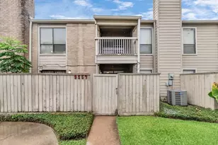 9557 Pagewood Ln, Houston, TX 77063 - Photo 2