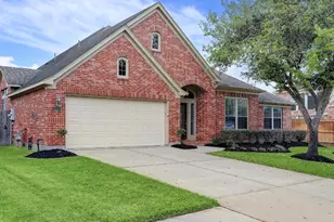 13301 Ravenlake Dr, Pearland, TX 77584 - Photo 2