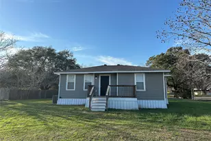 708 Lavaca St, Yoakum, TX 77995 - Photo 2