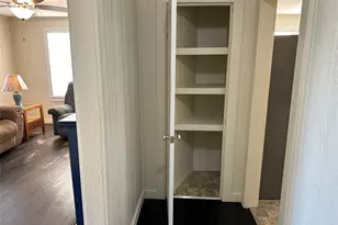 708 Lavaca St, Yoakum, TX 77995 - Photo 12