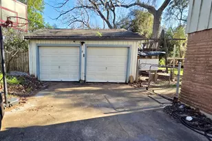 451 Southern Oaks Dr Dr, Lake Jackson, TX 77566 - Photo 2