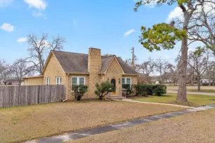 2500 Avenue E, Bay City, TX 77414 - Photo 2