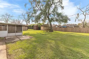 309 Petunia St, Lake Jackson, TX 77566 - Photo 4