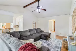 309 Petunia St, Lake Jackson, TX 77566 - Photo 2