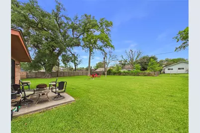 103 Ligustrum Street, Lake Jackson, TX 77566 - Photo 2