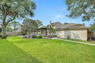 210 Trail Bend Ln, Friendswood, TX 77546 - Photo 40